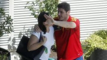Casillas se despide de Paloma Antoraz, de prensa de la Federación, a su llegada a Barajas.