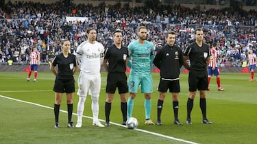 Guadalupe Porras se estrenó como asistente de Melero López en un Mallorca-Eibar. La pionera pudo haberlo sido Marisa Villa, que fue la primera mujer que consiguió el ascenso como asistente en la Primera División. Pero no llegó a debutar en partido oficial debido a que no superó las pruebas físicas. Marisa Villa, en 2017, se convirtió en la primera delegada arbitral del fútbol español.