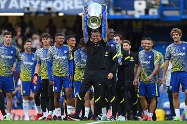 César Azpilicueta levanta con orgullo el trofeo de la Liga de Campeones conquistada este año mientras los jugadores del Chelsea dan la bienvenida a sus seguidores antes del partido amistoso de fútbol de pretemporada
que disputaron contra el Tottenham Hotspur en Stamford Bridge