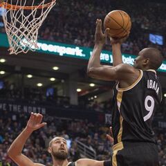 Ibaka firma un partidazo y los Raptors tumban a los Sixers