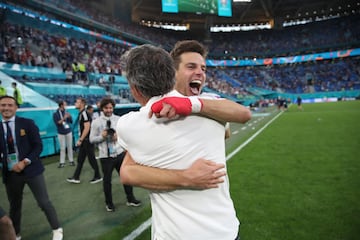 Luis Enrique celebra con César Azpilicueta el pase a semifinales de la Euro 2020 tras vencer por penaltis a Suiza.