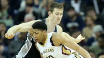 Anthony Davis supera a Tiago Splitter.