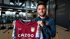 Álex Moreno posa con la camiseta del Aston Villa.