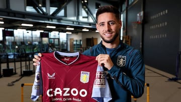 Álex Moreno posa con la camiseta del Aston Villa.