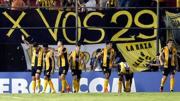 Jorge Morel celebra su segundo gol en el triunfo de Guaraní sobre Carabobo.