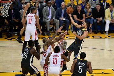 La plegaria de Steph Curry en el primer cuarto que formó parte de los primeros 12 puntos iniciales.