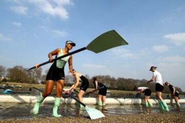 Entrenamiento del equipo femenino de remo de Cambridge para preparar la regata más famosa del mundo. 