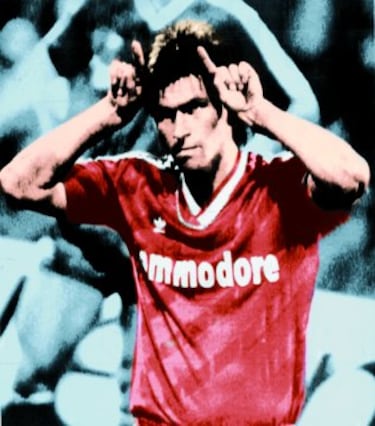 25/04/1987 Partido Real Madrid-Bayern 1-0.
El Bernabéu fue territorio hostil par los muniquenses hasta el punto de que Udo Lattek, técnico del Bayern, habló con el árbitro para no jugar si seguían cayendo objetos al césped. Augenthaler, picado con el Hugo Sánchez, fue expulsado y le hizo el gesto de los cuernos al Bernabéu.