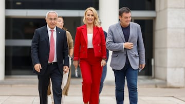 Alejandro Blanco (izda.) y Víctor Francos (dcha.) franquean a Lydia Valentín en el acto de despedida de esta que tuvo lugar en el COE, después de la reunión con los presidentes.