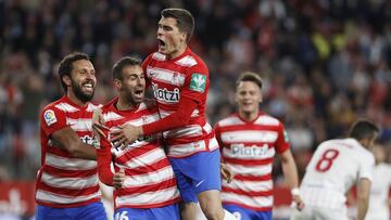 Jugadores del Granada celebran el gol del empate ante el Sevilla en LaLiga Santander.