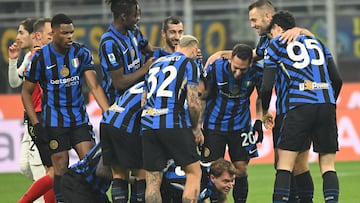 Barella celebra su gol con sus compa?eros.