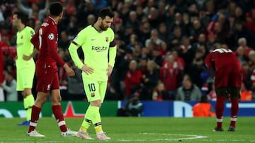 Leo Messi se lamenta tras el 4-0 en la vuelta de semifinales de Champions League 2018/2019 entre Liverpool y F.C. Barcelona.