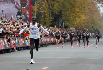 Kipchoge, de 34 años, se convirtió en Viena en el primer ser humano que baja de dos horas en 42.195 metros, la maratón aunque no será homologado como récord.