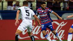 Calebe intenta regatear a Agustín Farías durante el partido entre el Fortaleza y el Palestino de la fase de grupos de la Copa Sudamericana.