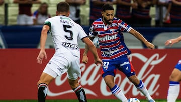 Calebe intenta regatear a Agust¨ªn Far¨ªas durante el partido entre el Fortaleza y el Palestino de la fase de grupos de la Copa Sudamericana.