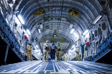 La administración Trump deportó el pasado 31 de marzo a El Salvador a 17 personas acusadas de pertenecer a las organizaciones criminales Tren de Aragua y MS-13. Las imágenes distribuidas muestran a los migrantes esposados entrando en el avión y a quienes se les afeitó la cabeza para ingresar en el centro de detención.