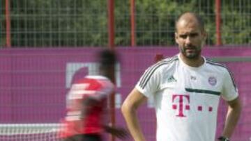 El entrenador del Bayern de Múnich dirige una sesión de entrenamiento.