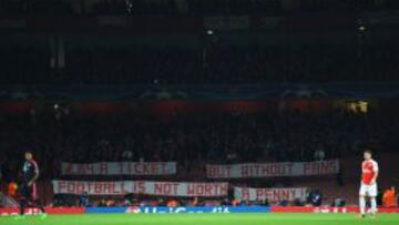 Los aficionados del Bayern de Múnich protestan en el Emirates Stadium por el alto precio de las entradas impuesto por el Arsenal para el partido de Champions League.