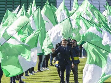 El Benito Villamarín se vistió de gala para ser partícipe del acto oficial de la renovación de Joaquín hasta el año 2021. 