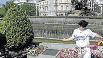 <b>PARA TELEMADRID. </b>El canal autonómico llevó a Toñín hasta la fuente a la que el popular hincha espera regresar el 17 de junio.