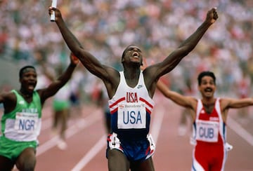 El estadounidense Carl Lewis celebra después de ganar la medalla de oro y establecer el nuevo récord mundial en el relevo de 4x100 metros en los Juegos Olímpicos de Verano de 1992.