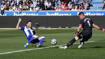 Lucas Pérez, ante Unai Simón.