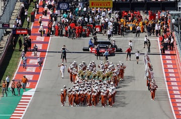 Vista general de una banda tocando en la pista antes de la carrera