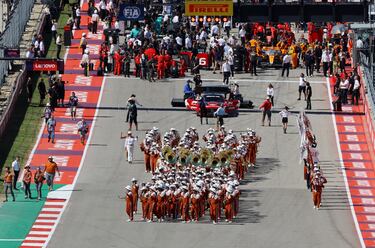 Vista general de una banda tocando en la pista antes de la carrera