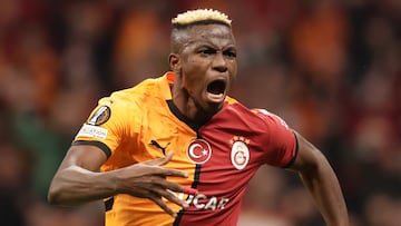 Victor Osimhen, jugador del Galatasaray, celebra uno de los goles anotados ante el Tottenham en Europa League.