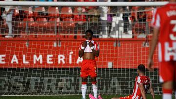 Los jugadores del Almería, lamentándose durante un encuentro.