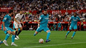 Soccer Football - LaLiga - Sevilla v Real Madrid - Ramon Sanchez Pizjuan, Seville, Spain - April 17, 2022 Real Madrid's Karim Benzema scores their third goal REUTERS/Marcelo Del Pozo