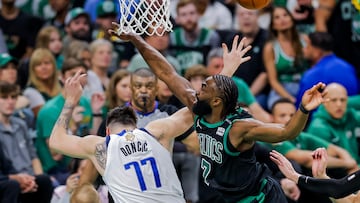 Boston (United States), 10/06/2024.- Boston Celtics guard Jaylen Brown (R) defends a shot attempt by Dallas Mavericks guard Luka Doncic of Slovenia during the second half of the NBA Finals game two in Boston, Massachusetts, USA, 09 June 2024. (Baloncesto, Eslovenia) EFE/EPA/CJ GUNTHER SHUTTERSTOCK OUT
