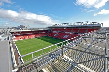 Anfield es un estadio de fútbol localizado en el distrito homónimo, en la ciudad de Liverpool, en Inglaterra, Reino Unido. Su dirección es Anfield Road, Liverpool L4 0TH. El estadio fue construido en 1884 y fue la casa del Everton Football Club hasta 1892, año en que el club se marchó después de un desacuerdo económico. Desde entonces el estadio ha sido el hogar del Liverpool Football Club, equipo formado a partir de la salida del Everton de Anfield. Es un estadio de categoría elite según los criterios de la UEFA y ha albergado numerosos partidos internacionales a nivel profesional, incluyendo encuentros de la selección inglesa de fútbol. El inmueble además fue utilizado durante la Eurocopa de 1996.