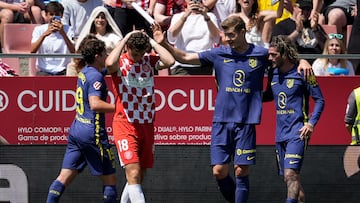 GIRONA, 25/05/2025.- El delantero del Atlético de Madrid Alexander Sorloth (2d) celebra con sus compañeros su gol ante el Girona, durante el partido de Liga que Girona y Atlético de Madrid disputaran este domingo en el estadio municial de Moltilivi. EFE/David Borrat
