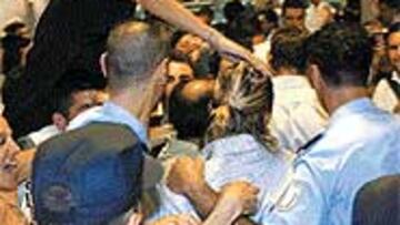 Como estaba previsto por el equipo de seguridad del Madrid, la llegada de la plantilla al aeropuerto de Barajas fue una locura.