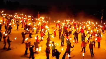 Esquiadores con antorchas celebran el 25 aniversario de Alp2500.