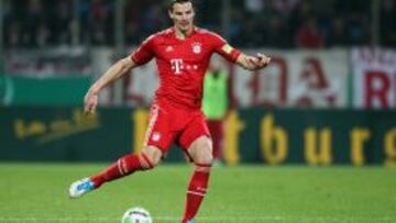 FILE - 14 August 2014: Belgian international defender Daniel van Buyten, without a club since his contract with Bayern Munich expired in June, dismissed offers from several European clubs and decided to retire from the game at the age of 36. BOCHUM, GERMANY - DECEMBER 20:  Daniel van Buyten of Bayern runs with the ball during the DFB Cup round of sixteen match between VfL Bochum and FC Bayern Muenchen at Rewirpower Stadium on December 20, 2011 in Bochum, Germany. The match between Bochum and Bayern ended 1-2.  (Photo by Christof Koepsel/Bongarts/Getty Images)