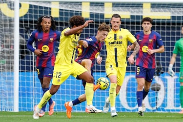 Fermín trata de controlar el balón ante los jugadores del Villarreal. 