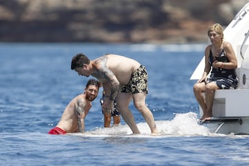 La familia Messi-Roccuzzo disfruta de unas id¨ªlicas vacaciones a bordo de un c¨®modo barco por las costas de las Islas Pitiusas.