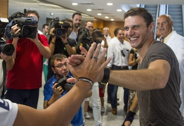 Su regreso al Real Betis no se produjo hasta el 31 de agosto de 2015 y, fruto del estrés, el jugador fue presentado en el Benito Villamarín con una mano rota. Pero es que Joaquín había hecho todo lo posible por volver a vestir la verdiblanca. A pesar de que Paulo Sosa, entonces entrenador de la Fiorentina, contaba con él, y Andrea Della Valle, presidente ‘viola’, afirmó que “Joaquín no está en venta”, durante los últimos días de mercado el ‘17’ no se presentó a los entrenamientos del conjunto italiano para forzar su salida del club.