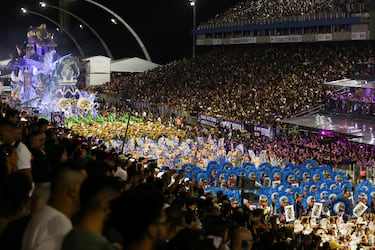 Los participantes de la escuela Imperio da Casa Verde actúan durante el desfile de Carnaval en el Sambódromo Anhembi en Sao Paulo.
