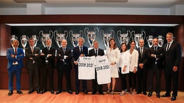 Sanitas y el Real Madrid rubrican la extensión de su acuerdo en la sala de trofeos del Real Madrid.