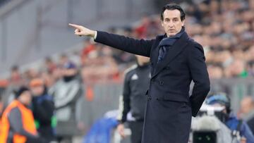 MUN01. MÚNICH (ALEMANIA), 05/12/2017.- El entrenador del París Saint-Germain, Unai Emery, reaciona durante un partido por la fase de grupos de la Liga de Campones de la UEFA disputado entre el París Saint-Germain y el Bayern de Múnich hoy, martes 5 de diciembre de 2017, en Múnich (Alemania). EFE/RONALD WITTEK