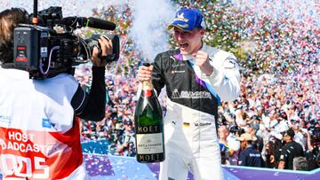 Maximilian Guenther celebra su &eacute;xito en el podio de Santiago.