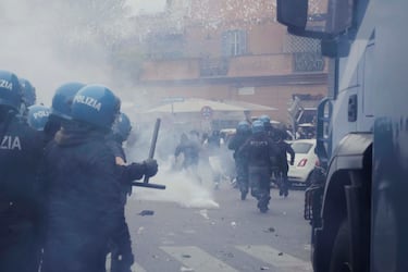 El Derbi della Capitale vuelve a generar violencia en los alrededores del Olímpico. La policía dispersó con gases lacrimógenos y cañones de agua a los ultras de Lazio y Roma en la zona de Ponte Milvio.