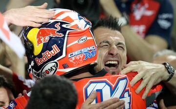 Andrea Dovizioso celebrando la victoria con su equipo 
