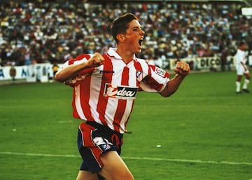 La joya de la cantera del Atlético tuvo en aquel curso 2001-02 el año de su asentamiento. A sus 17 años, ya había debutado y marcado la temporada anterior, pero bajo el mando de Luis Aragonés se hizo con un sitio en la delantera y acabó anotando siete goles junto a Diego Alonso y Correa. Era el despegue de una carrera de ensueño. Máximo goleador durante las cinco primeras temporadas de vuelta del Atlético a Primera, posteriormente saldría al Liverpool, Chelsea y Milan antes de regresar ya bajo el mando de Simeone, con quien había compartido vestuario. Campeón del Mundial, dos Eurocopas marcando en ambas finales, Champions... levantó la Europa League de rojiblanco y actualmente dirige al Juvenil A colchonero.  PUBLICADA 09/06/01 NA MA22 2COL  PUBLICADA 15/06/01 MA NA23 2COL