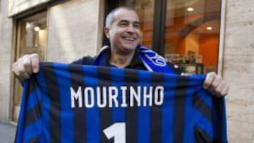 Aficionado del Inter de Milan posando con una camiseta de su equipo con el nombre de Mourinho.
