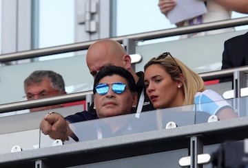 Maradona viendo el encuentro con su novia Rocío Oliva.