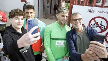 23/02/22  
 ELCHE 
 ENTRENAMIENTO 
 EZE PONCE, LUCAS BOYE 
 SE FOTOGRAFIAN CON SEGUIDORES 